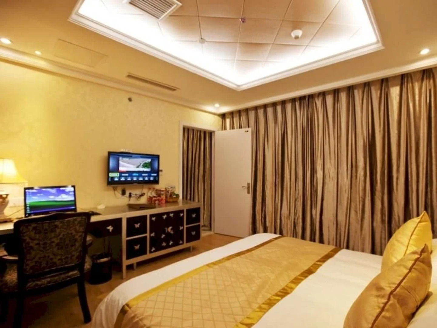 Jiaxing Donghong Noble Business Hotel