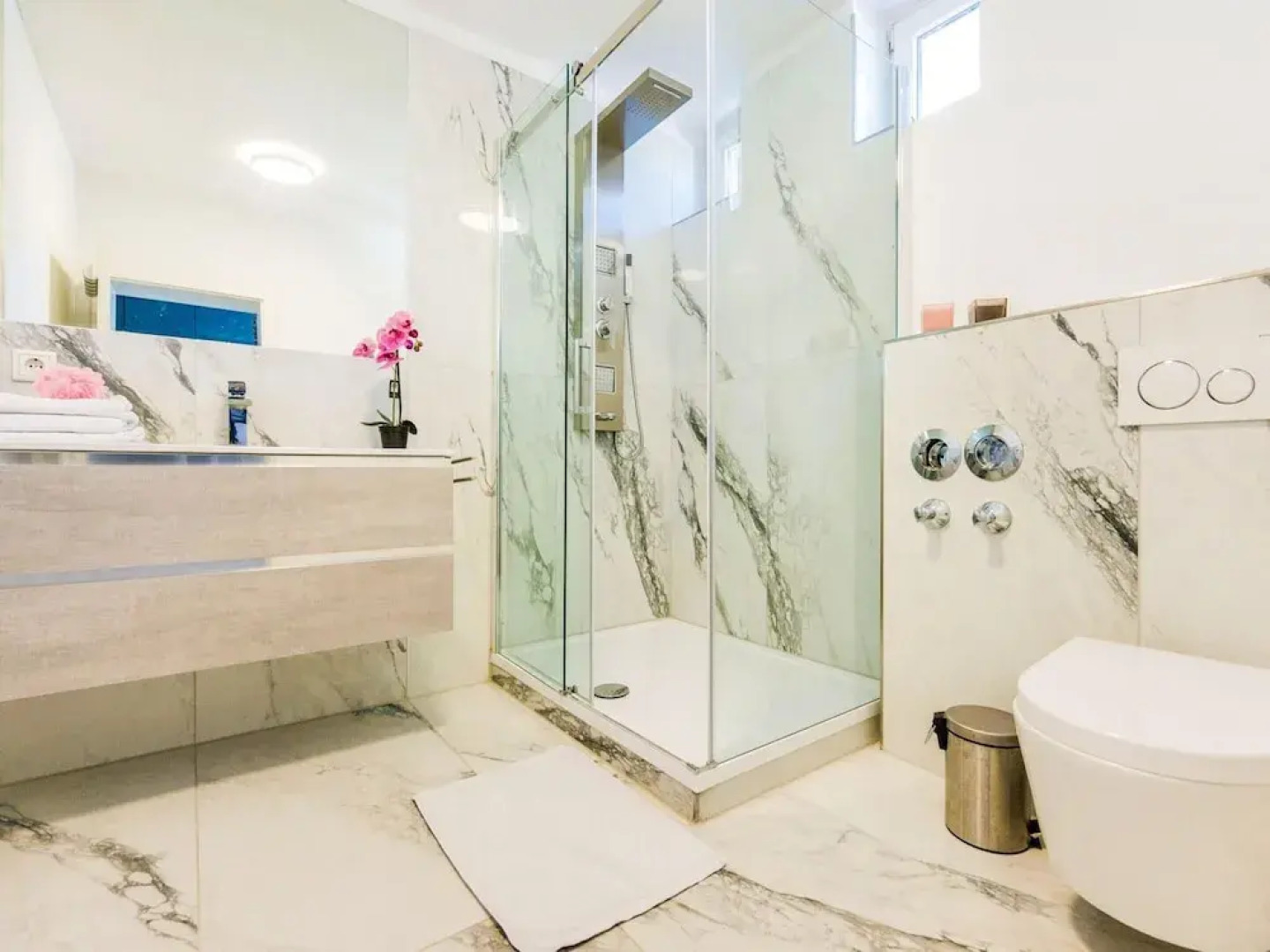 Modern Apartment With Terrace