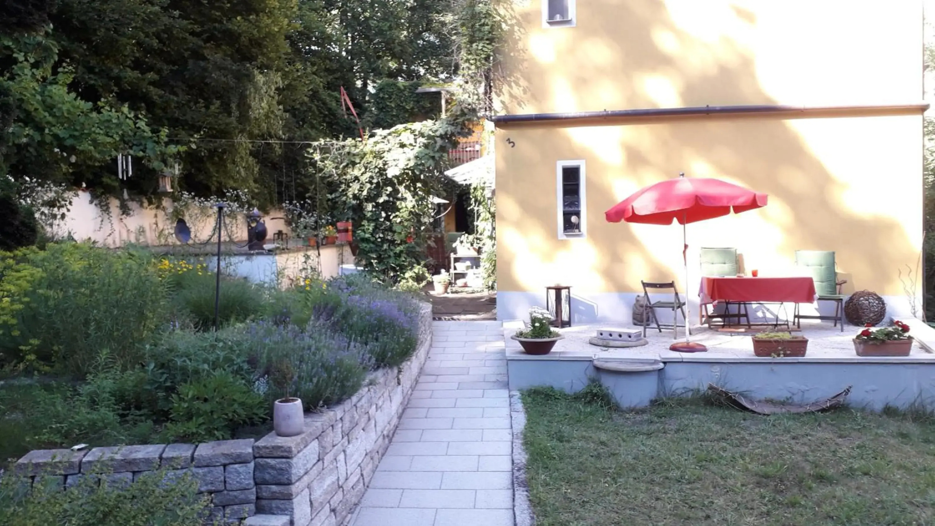 Zentrumsnahe Dachwohnung in grüner Oase