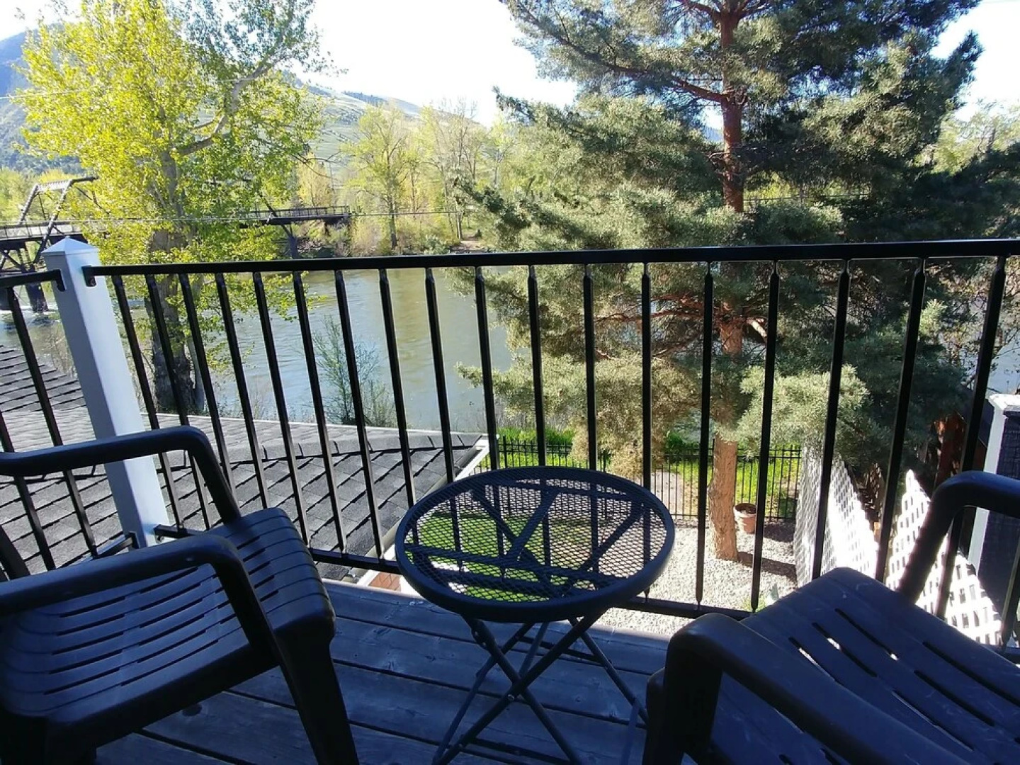 Goldsmith's Riverfront Inn