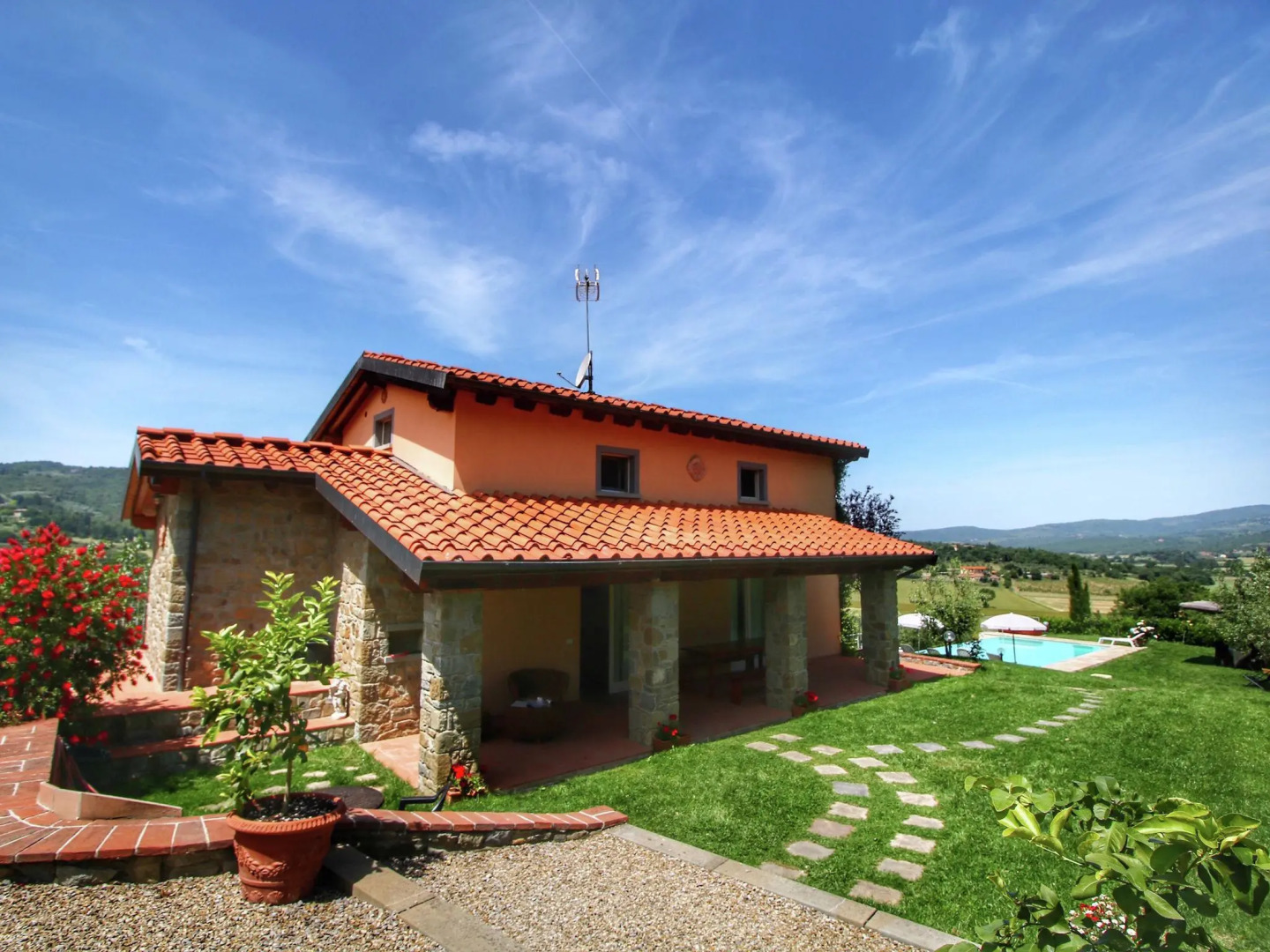 Luxurious Villa in Monte San Savino with Jacuzzi