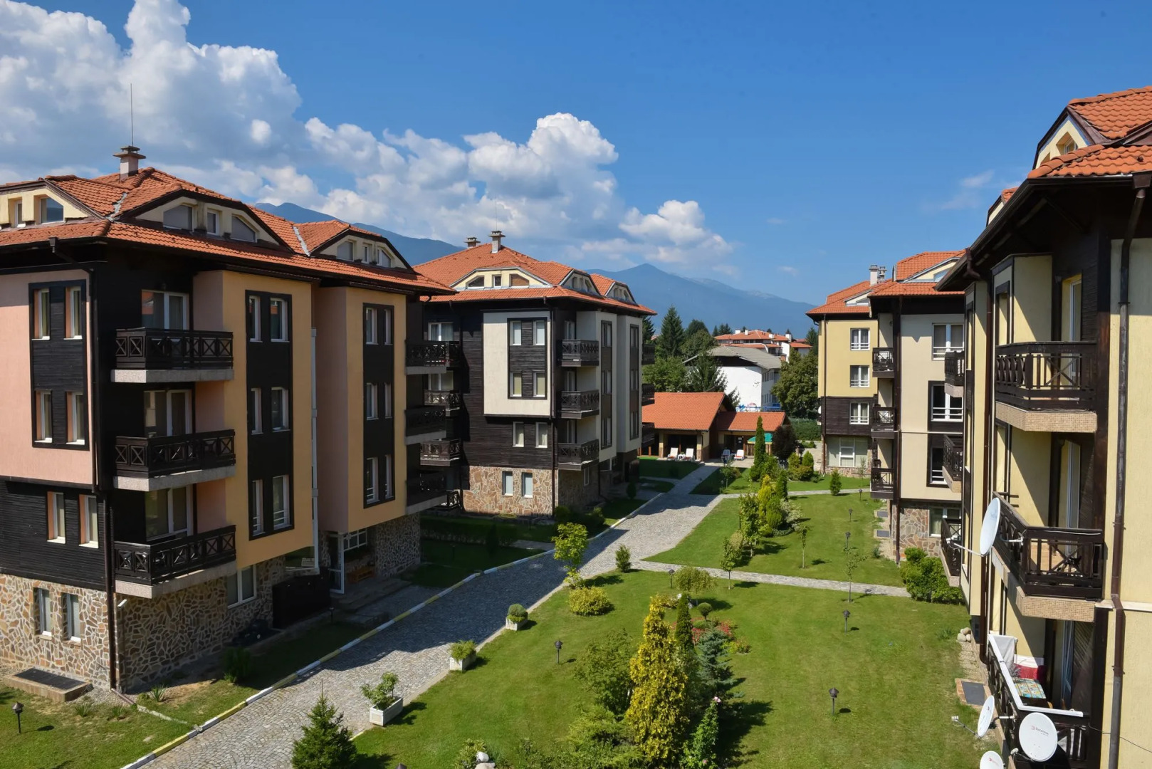 Hotel Bojur & Bojurland Apartment Complex