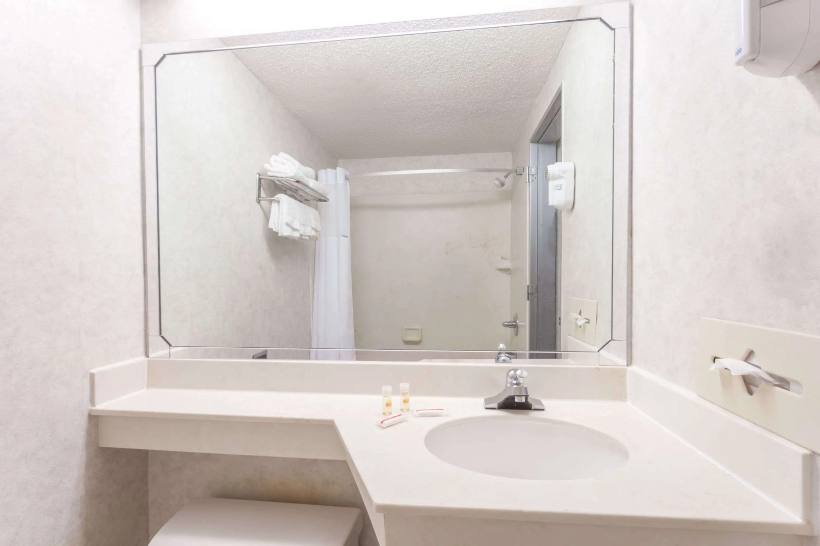 Days Inn & Suites by Wyndham Lexington