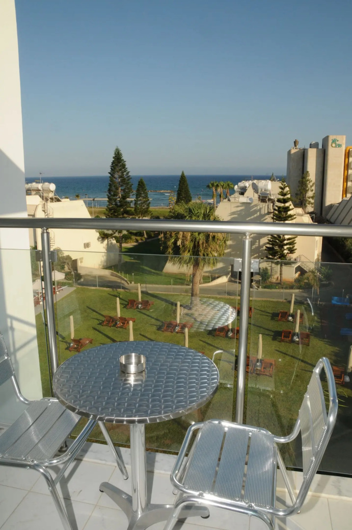 Frixos Suites Hotel Apartments