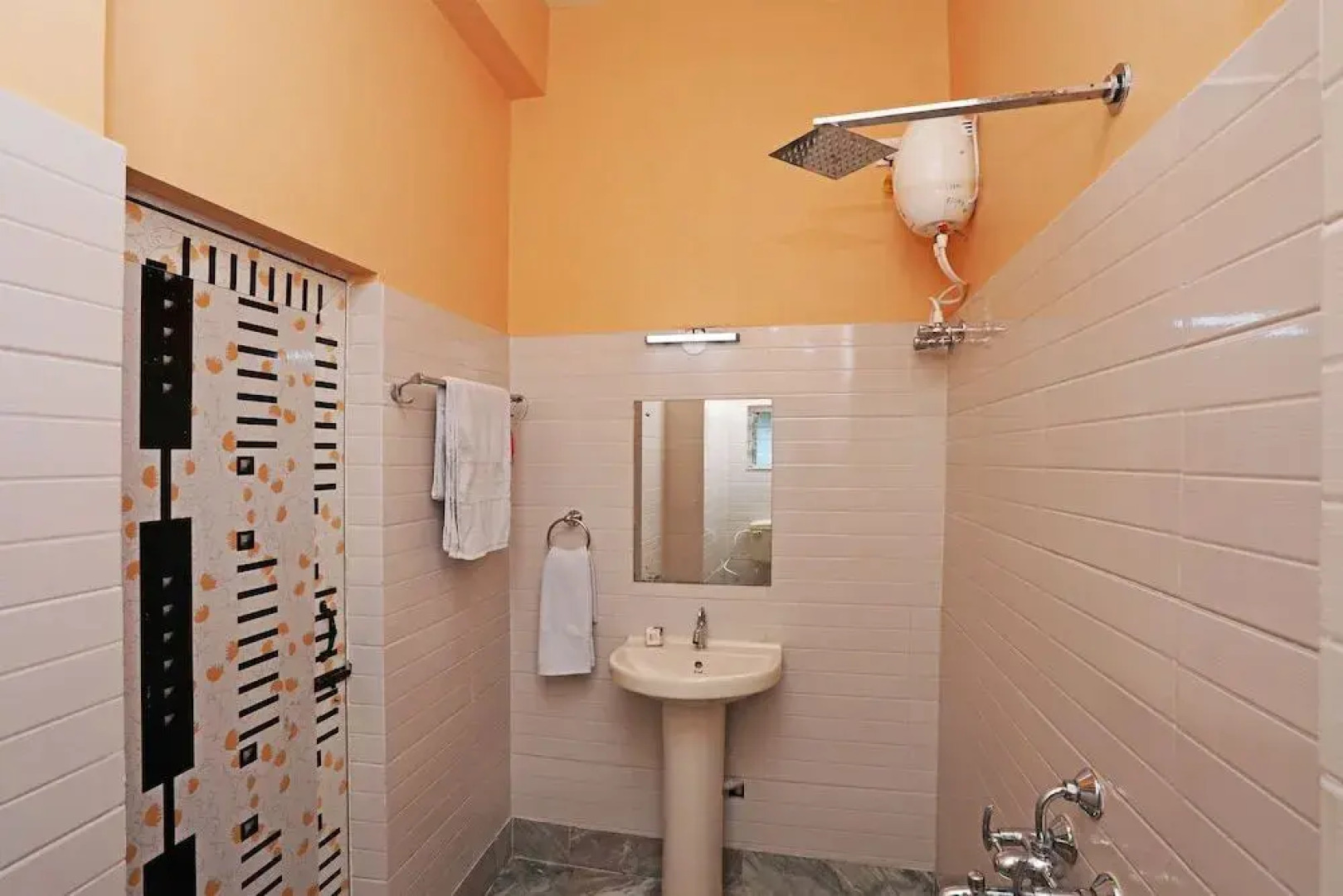 OYO 16059 Roland Inn