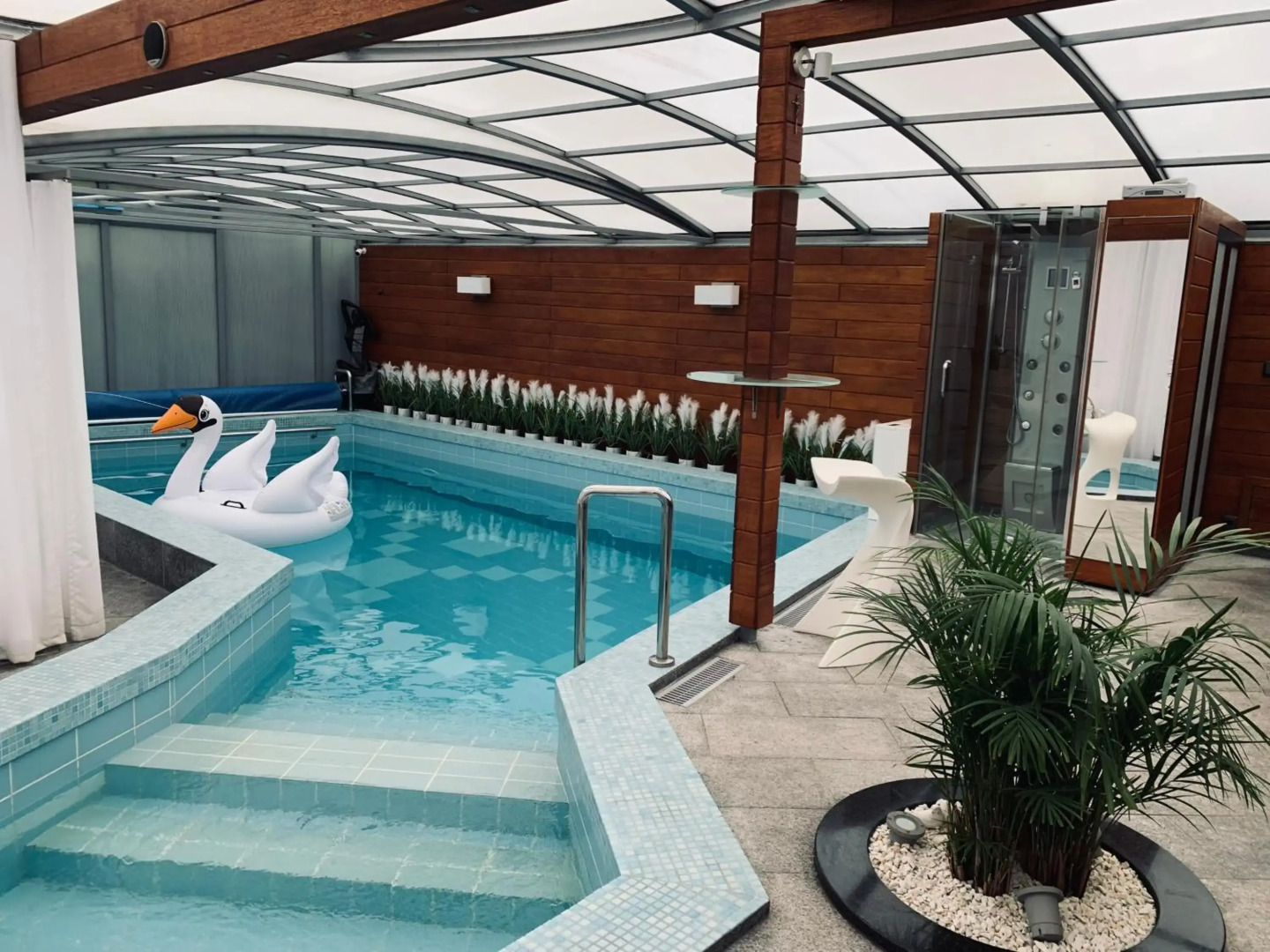 Apartament z prywatnym, krytym basenem