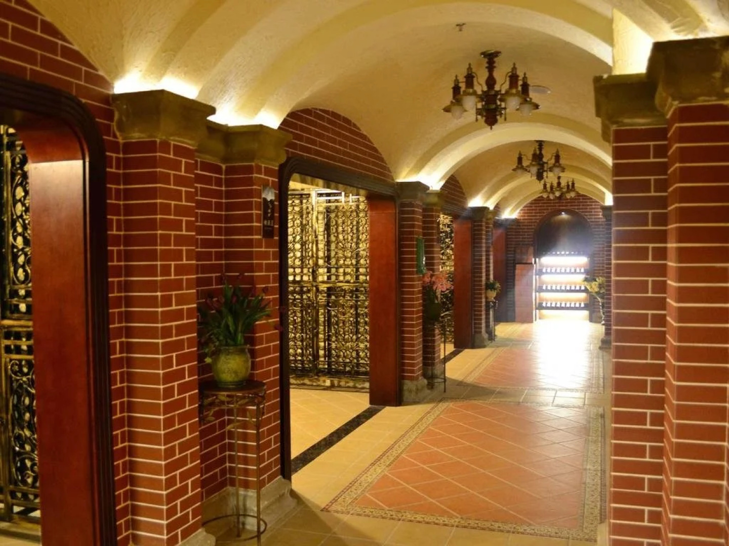 Junding Huayue Hotel