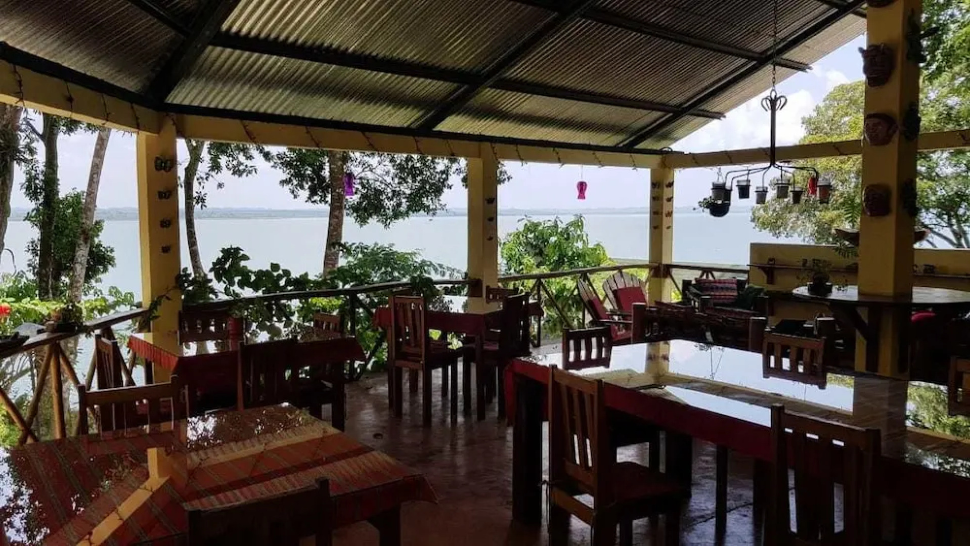 Gucumatz Lakeside Inn