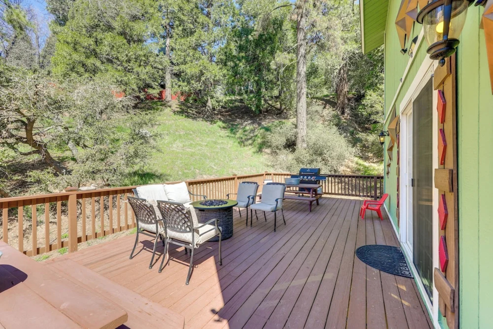 Remodeled Crestline Retreat: Walk to Lake Gregory!