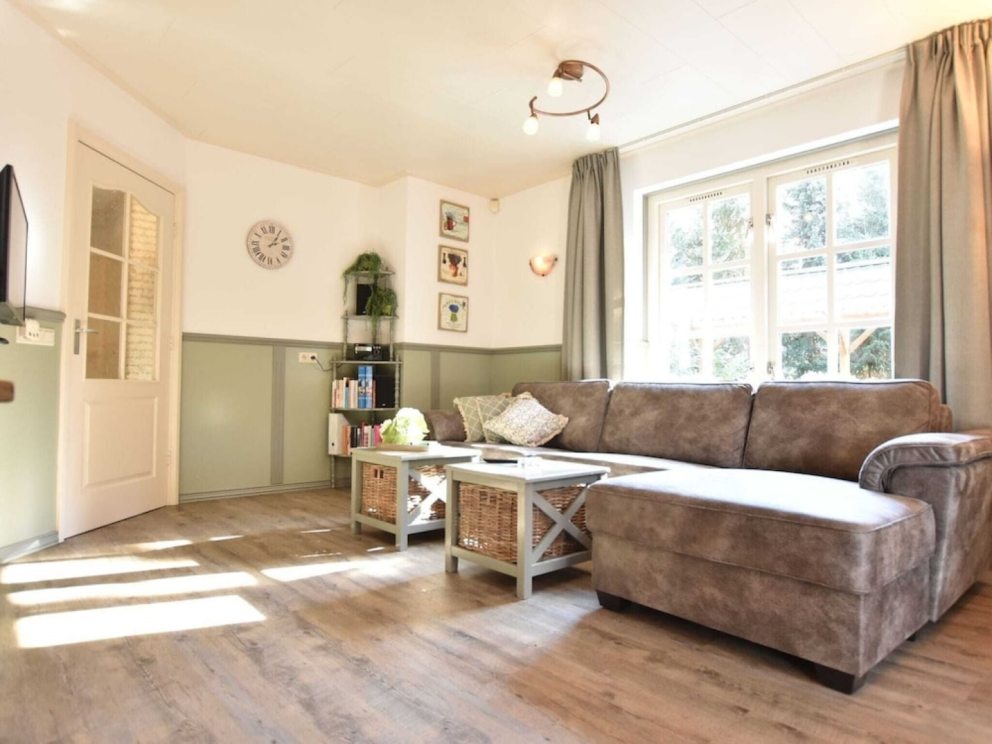 Cozy Holiday Home in Reutum with Hot Tub