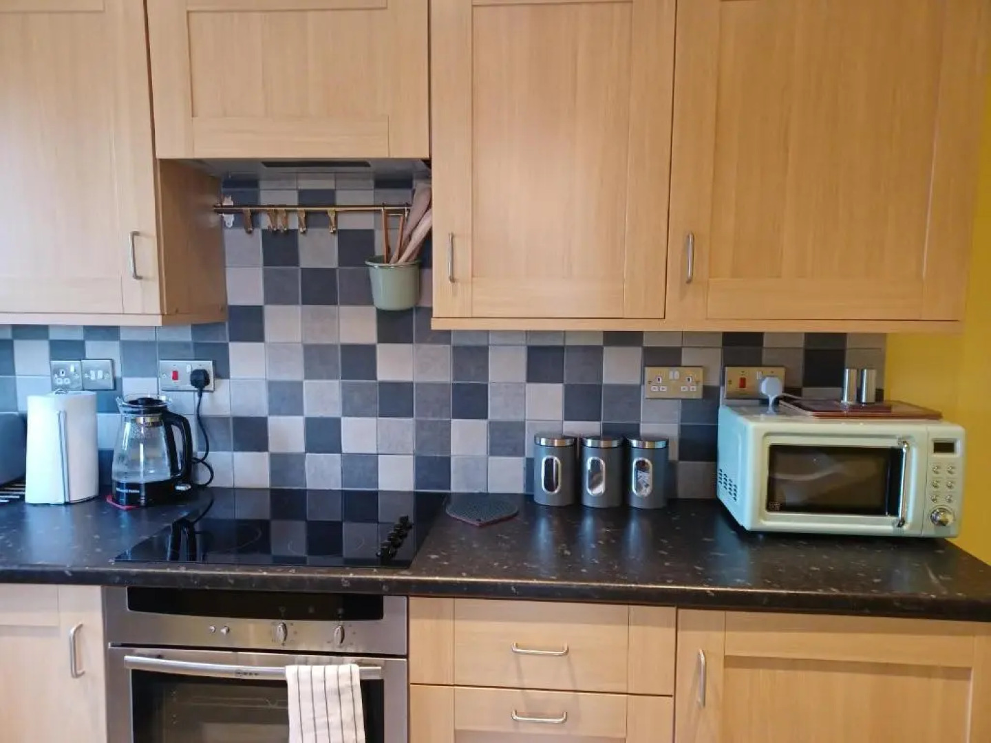 Huku Kwetu - The Maltings Red Door- 2nd Floor-1 Large Bedroom Apartment -Self Catering-Quiet- Free Parking