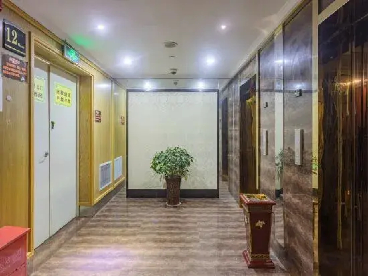 Zhongxiang Fengshuoyuan International Hotel (Zhongbai Plaza Bus Terminal)