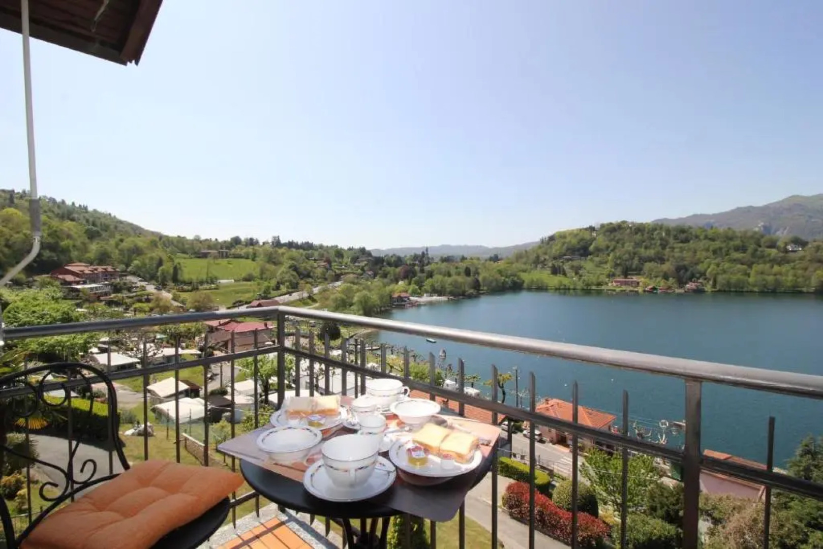 A Lovely Picture on the Lake