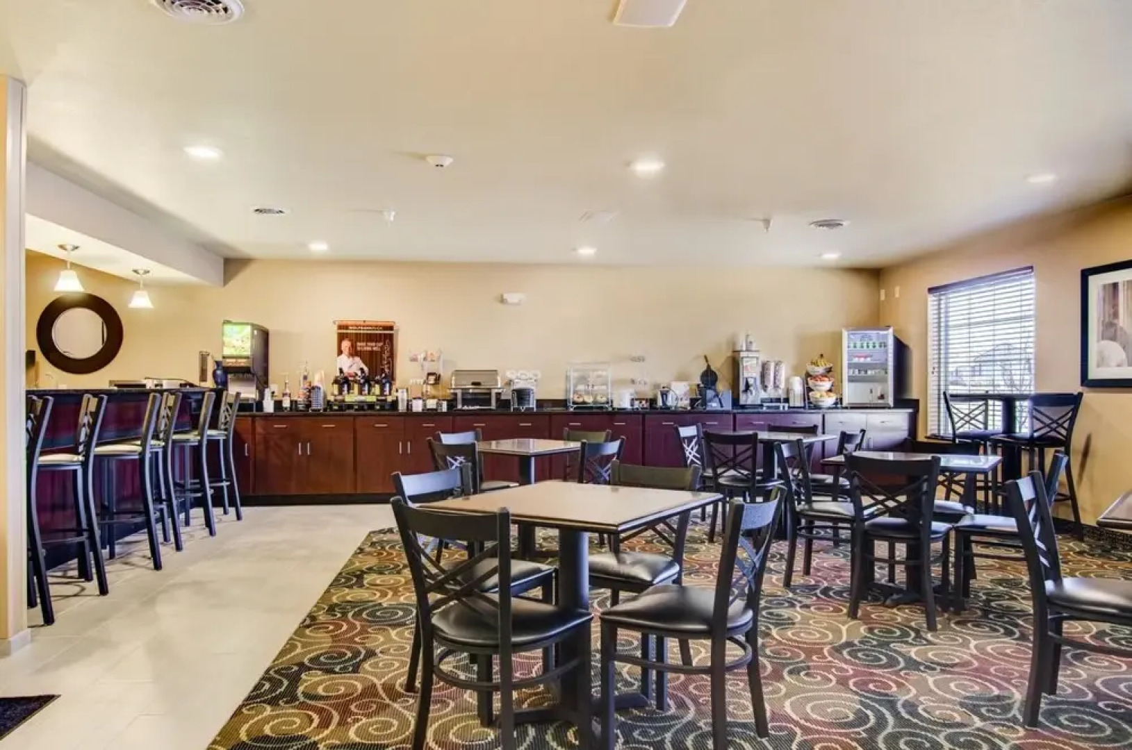 Castle Rock Inn & Suites