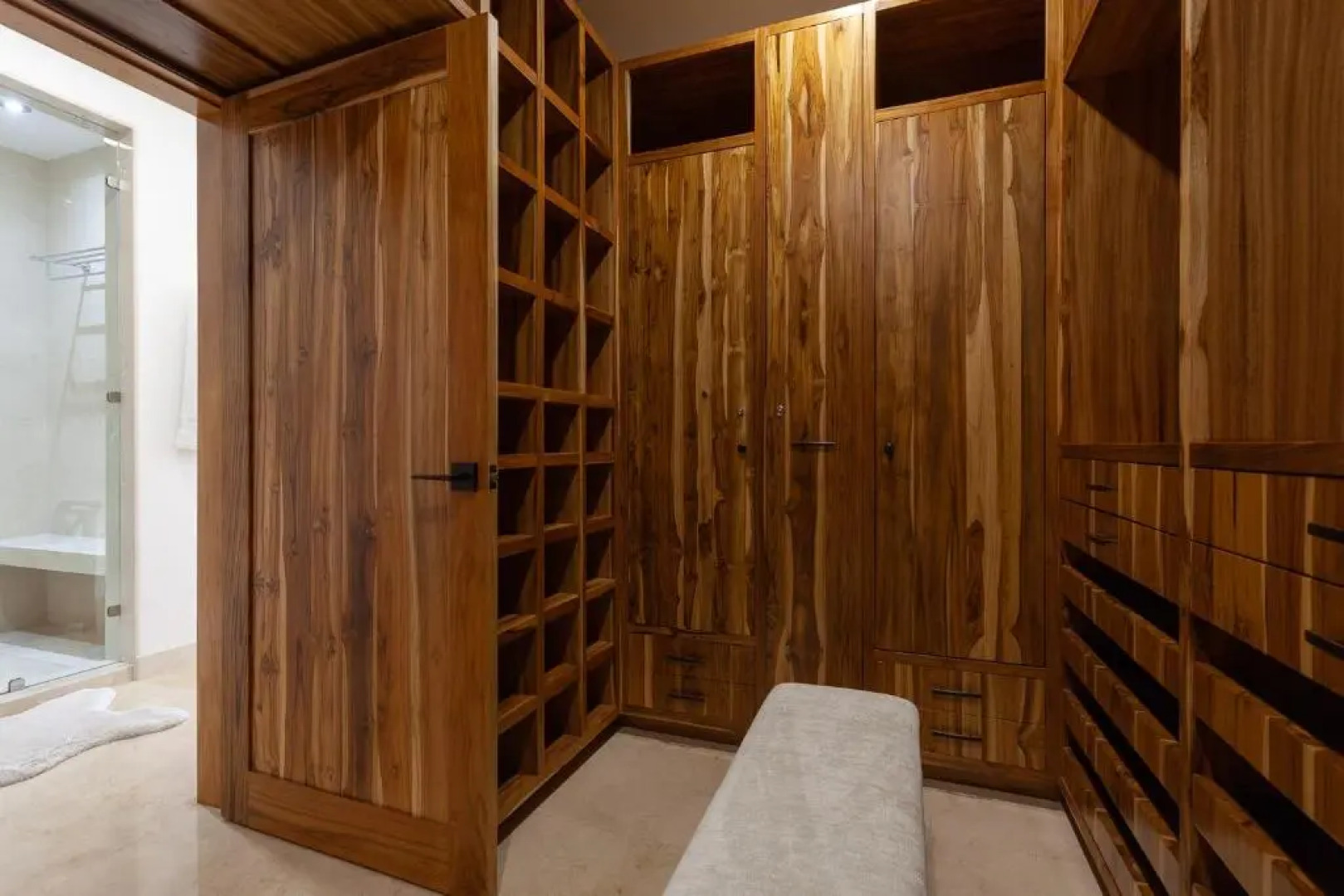 Villa Juliana 6 Bedrooms Plus 2 Guest Casitas