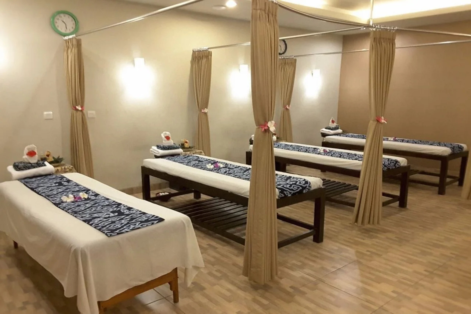 Отель Sevn Legian