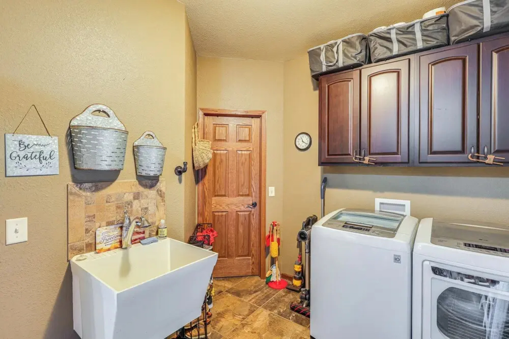 Spearfish Retreat w/ Fireplace + Mountain Views!