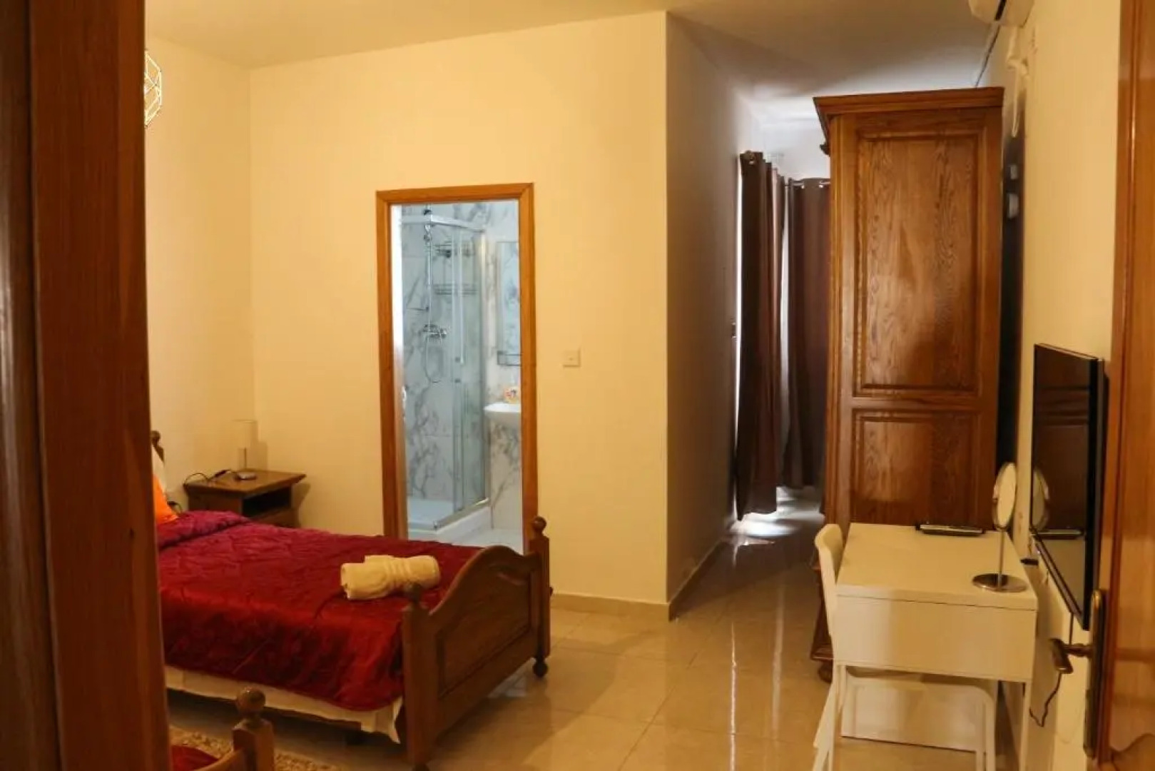 XL Central Home - Sleeps 10 people