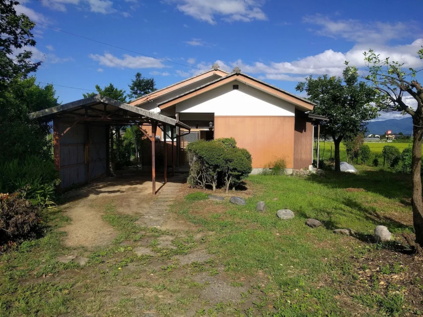 Tomo's hut in Japanese old style