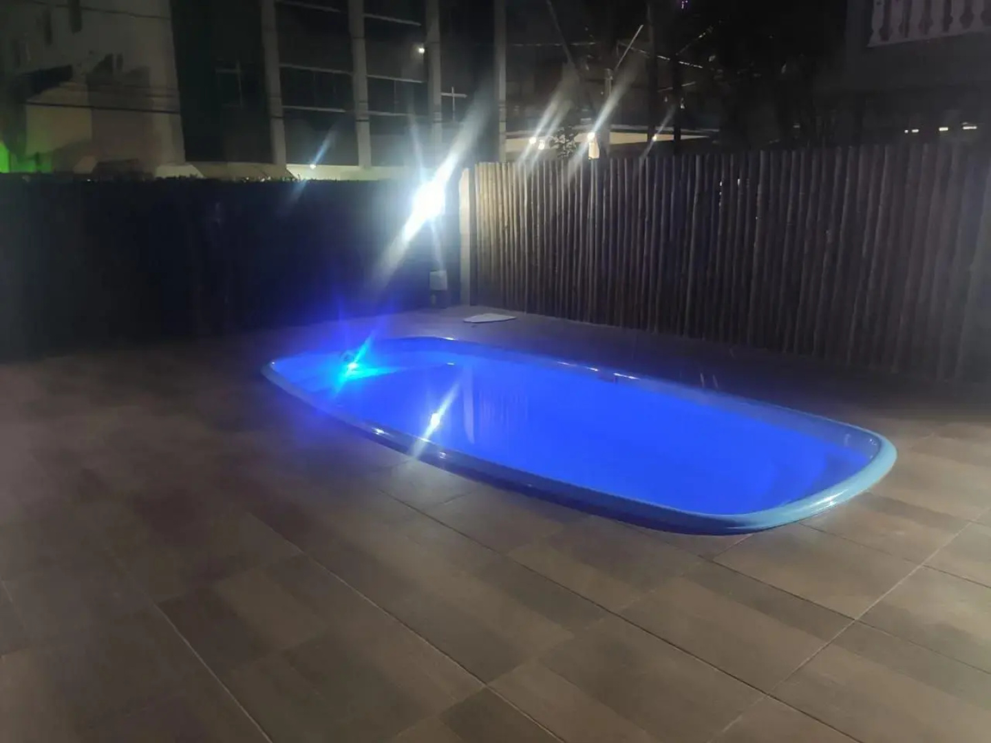 Casa 5 quartos, ampla, a 100 metros da praia. Amigos e família são bem vindos a essa casa. Venha viver momentos inesquecíveis aqui.