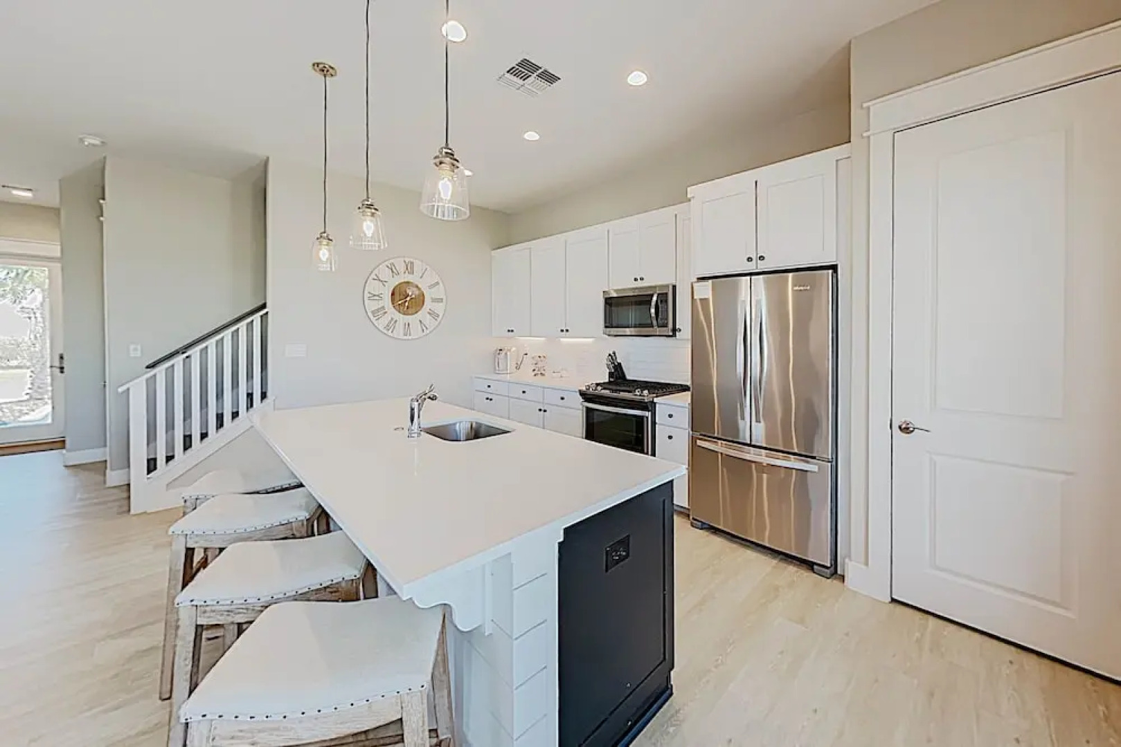 Bayfront 3br W/ Patio & Pool 3 Bedroom Condo