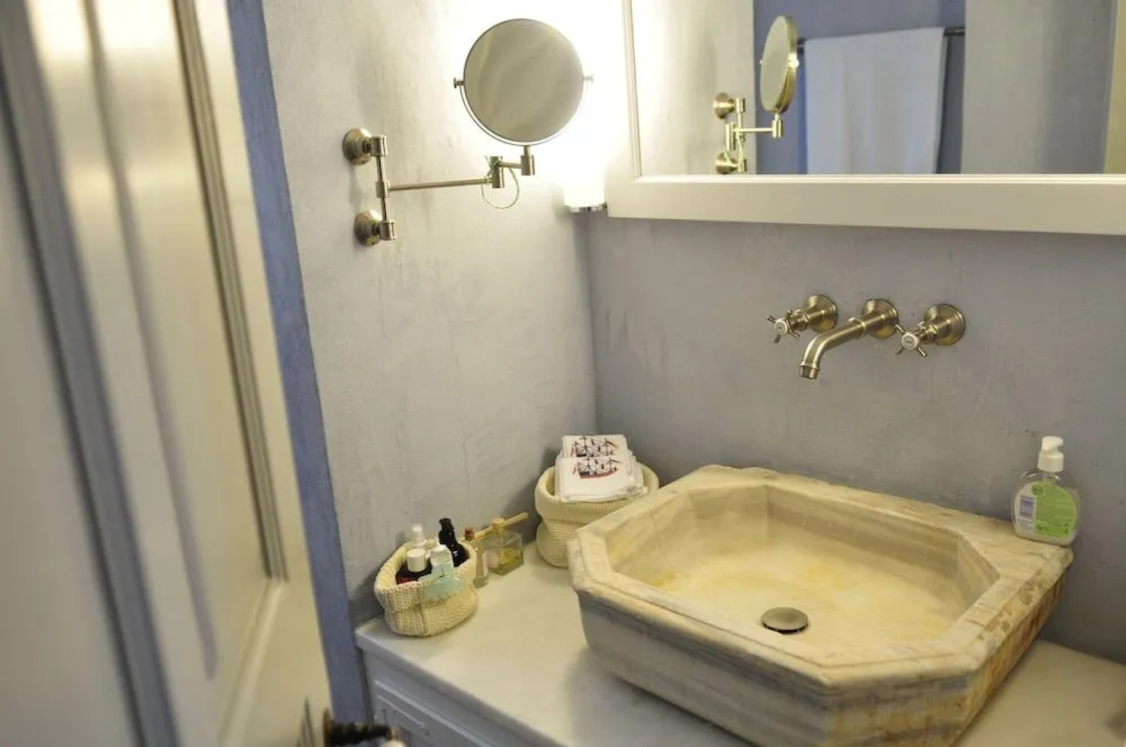 1880 Luxury Apartments