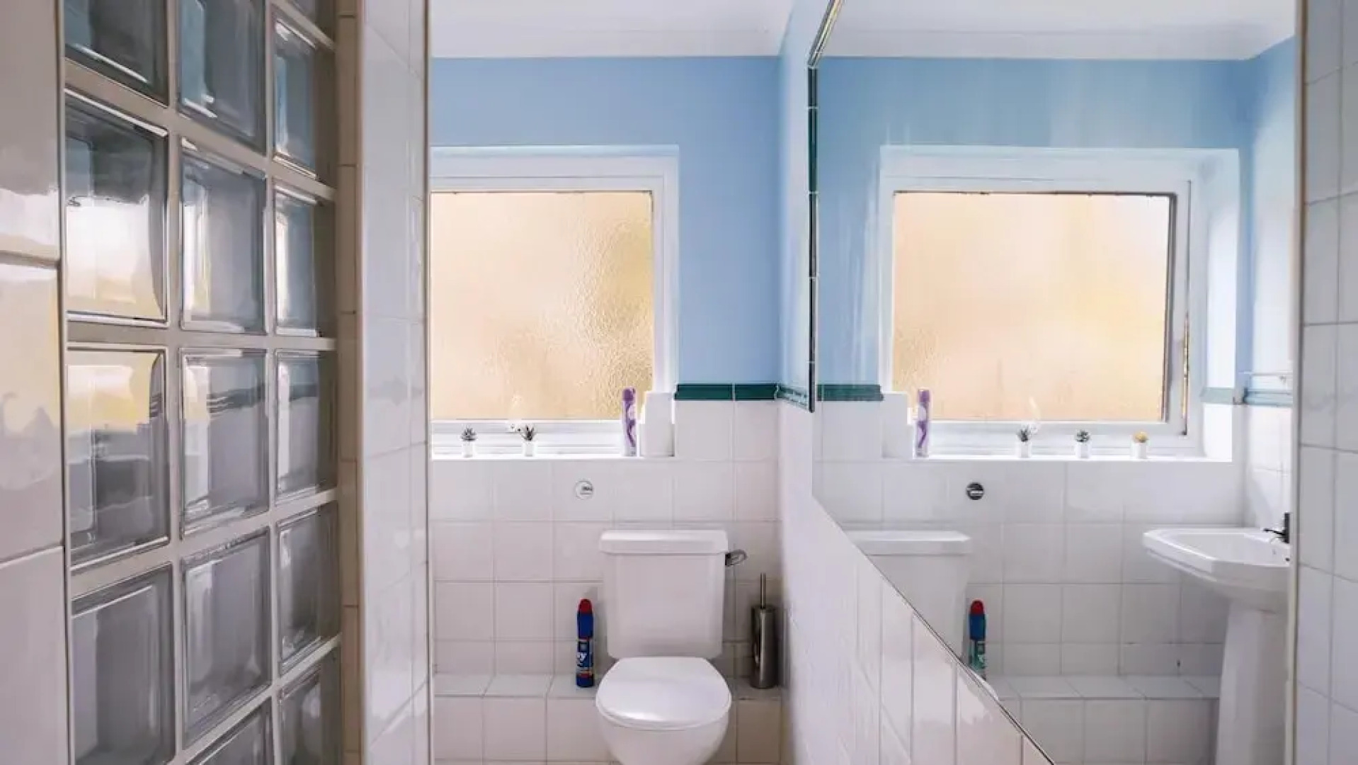 Apartmentsleeps3-balcony-valleyview-parking