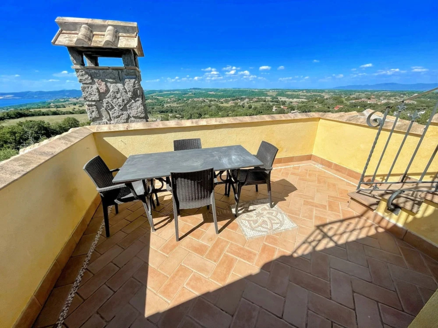 Charming Villa in Umbria - Sleeps 16 - Lake View - Pool, Jacuzzi and Events Room