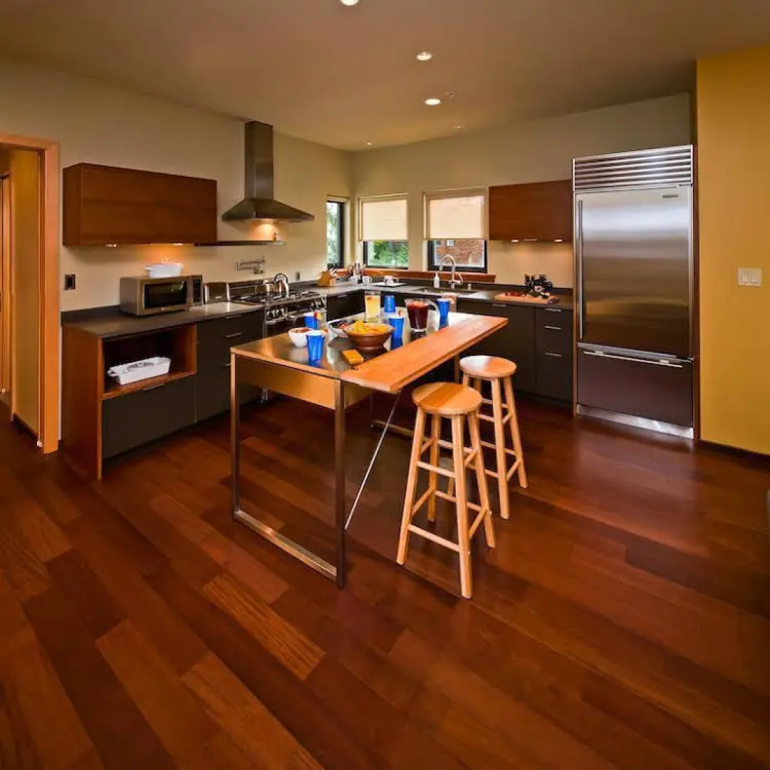 Island Inn at 123 West