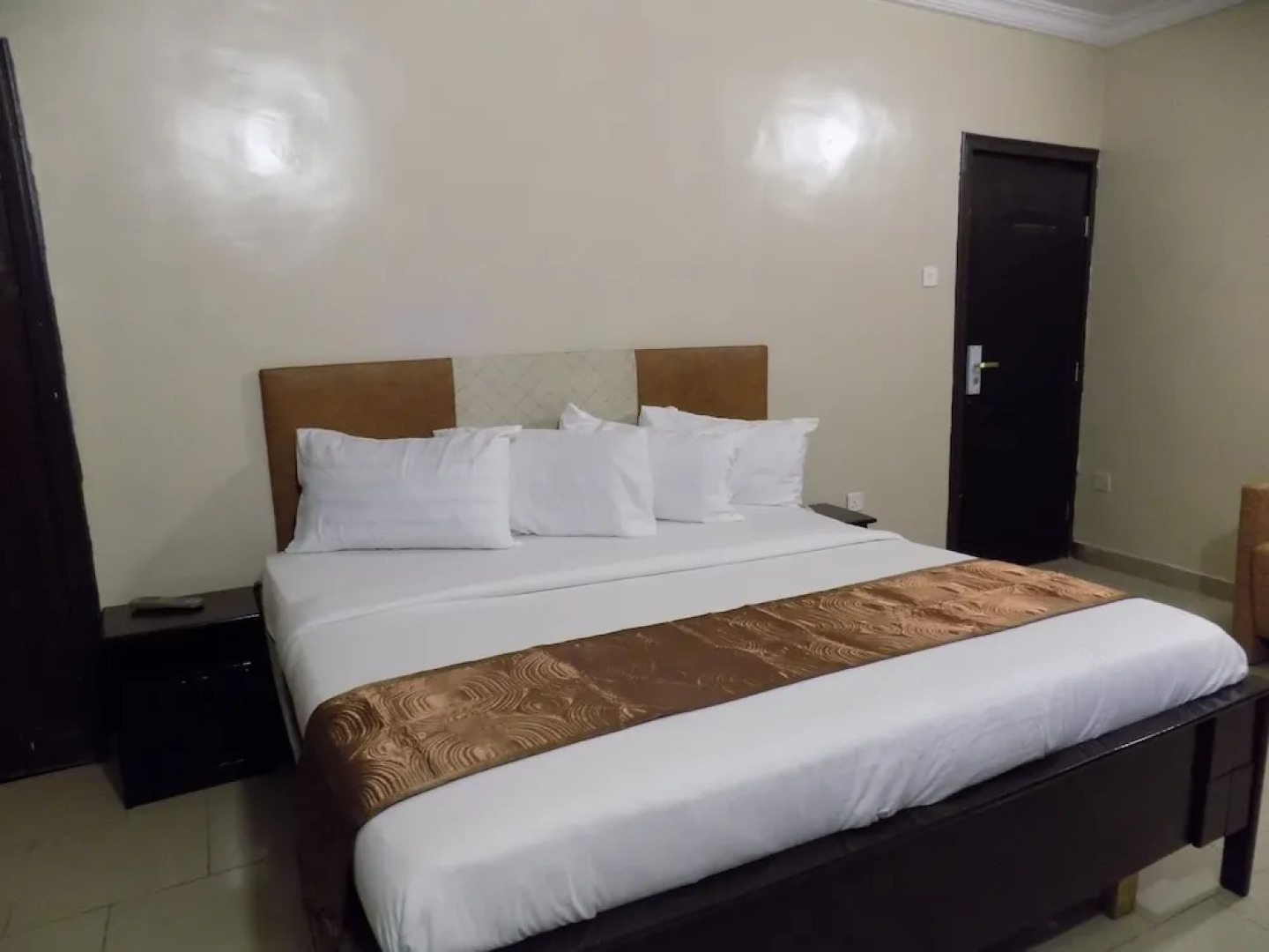 Posh Apartments and Hotel