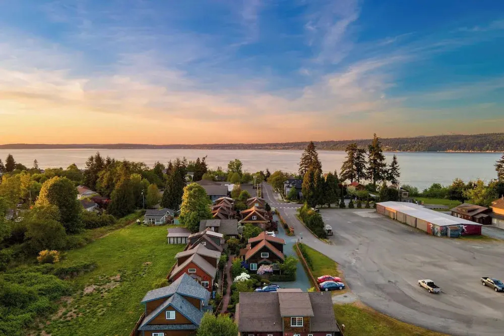 Sunny Backyard, Fireplace, Coastal Access in Peaceful Neighborhood Near Shopping