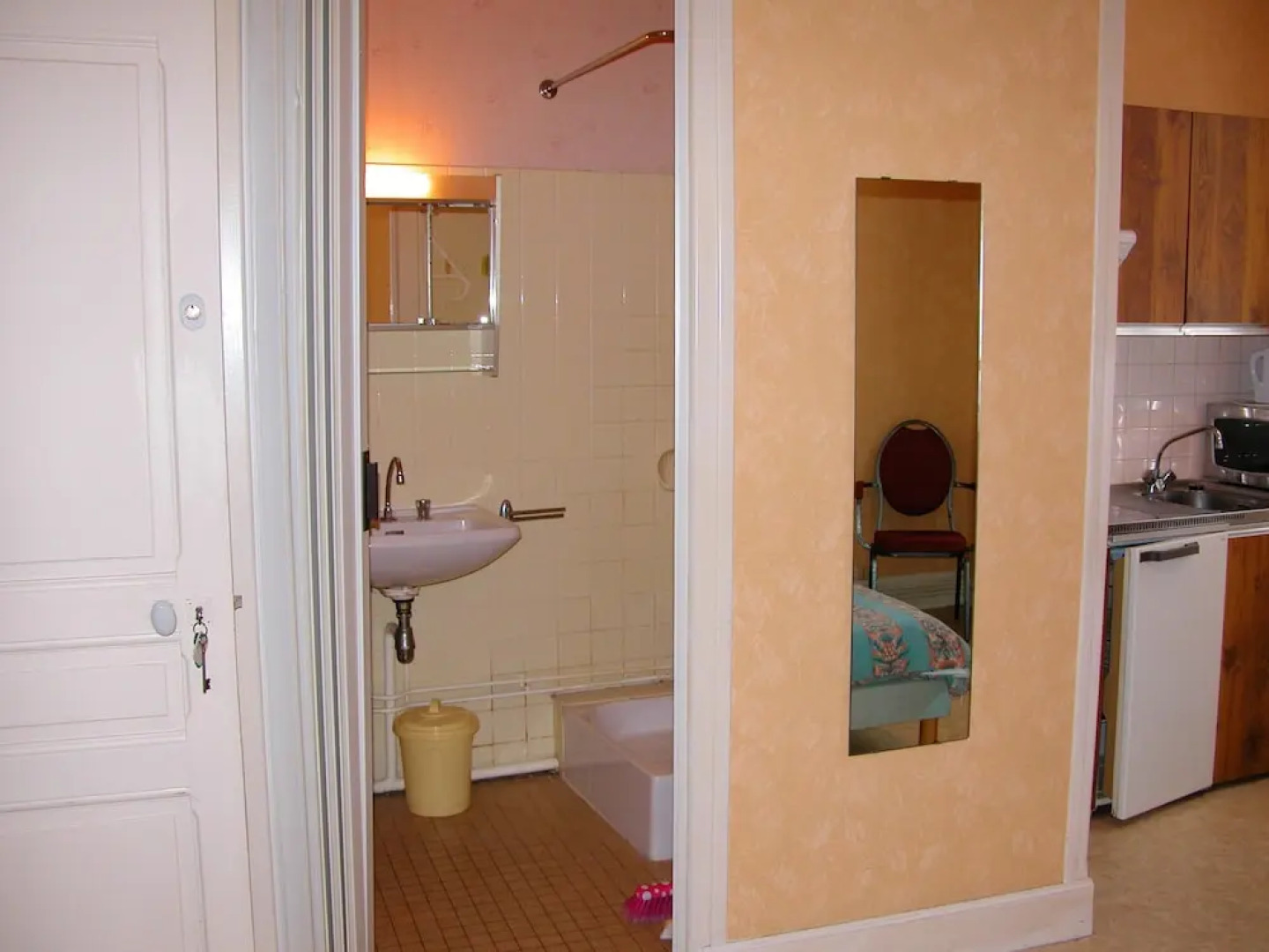 Studio in Néris-les-bains, With Wonderful City View, Enclosed Garden and Wifi