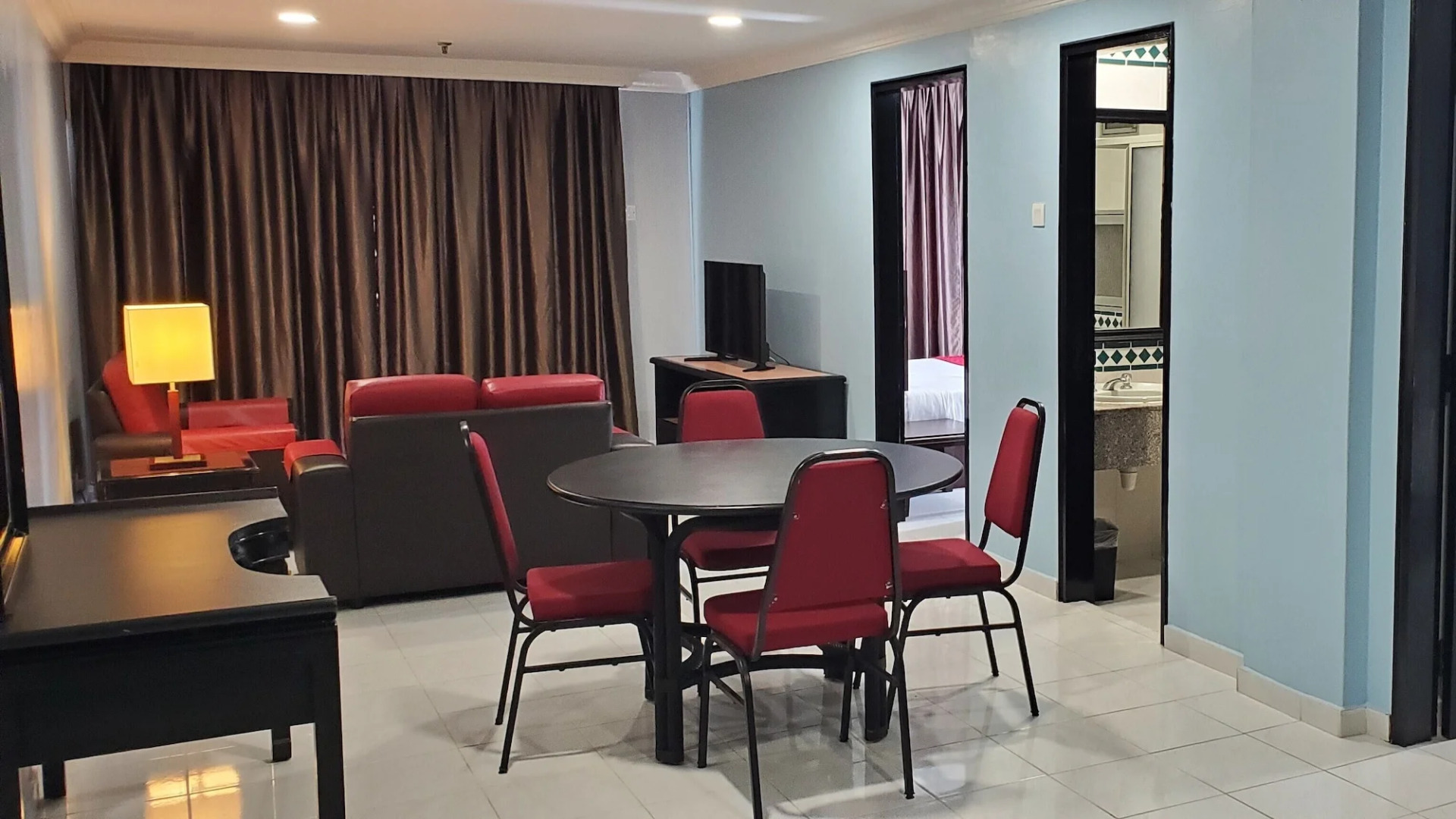 Leisure Cove Hotel & Apartments