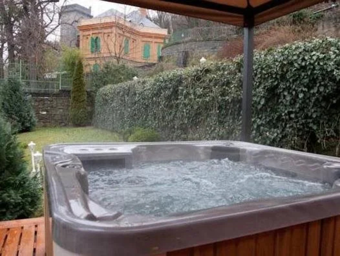 Mr. Görgey Art Hotel & Bistro