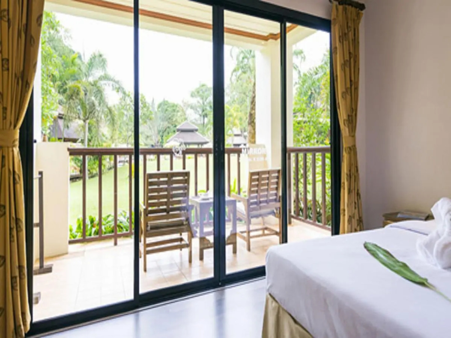 The Leaf On The Sands by Katathani