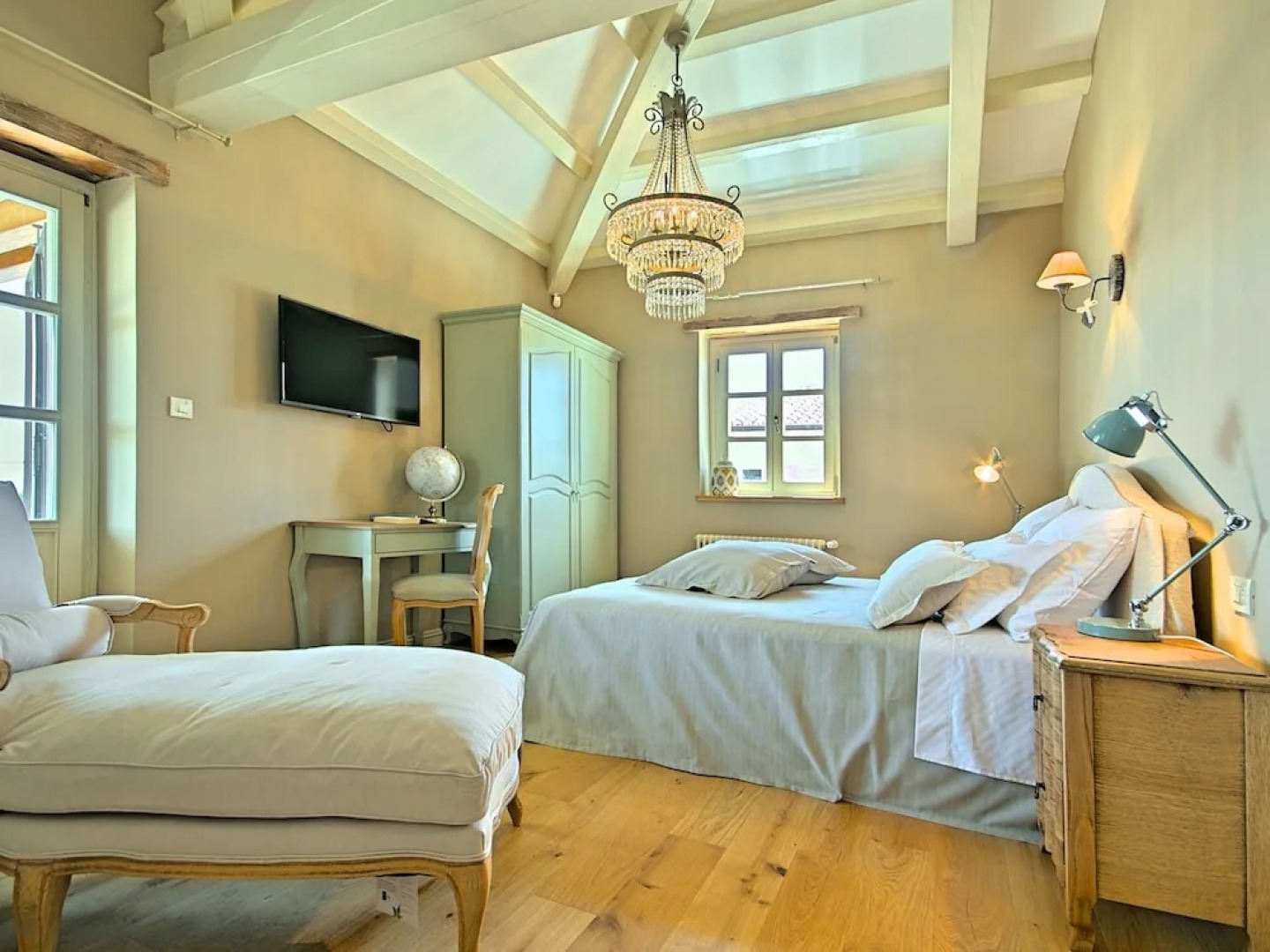 Plushy Villa in Ladici With Pool and Whirlpool