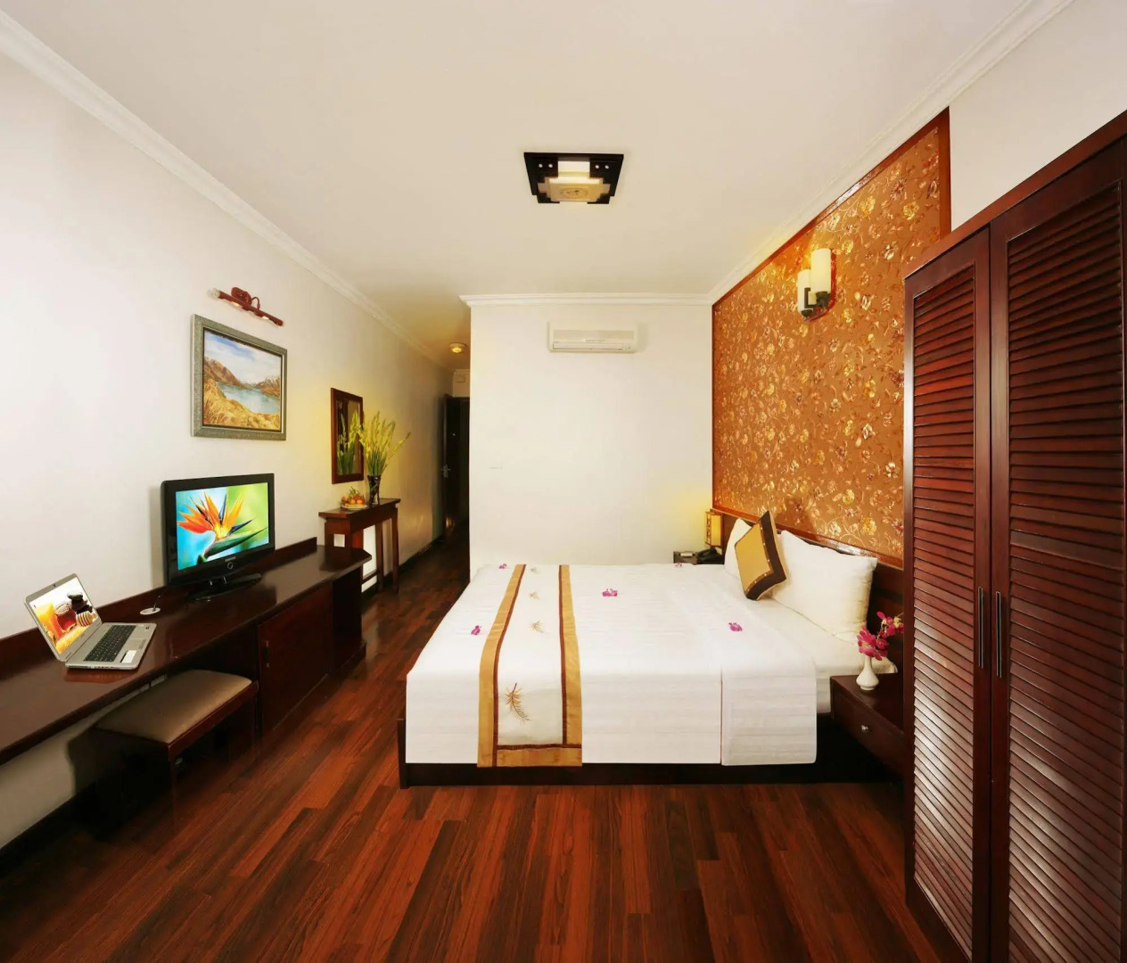 Hanoi House Hotel & Travel