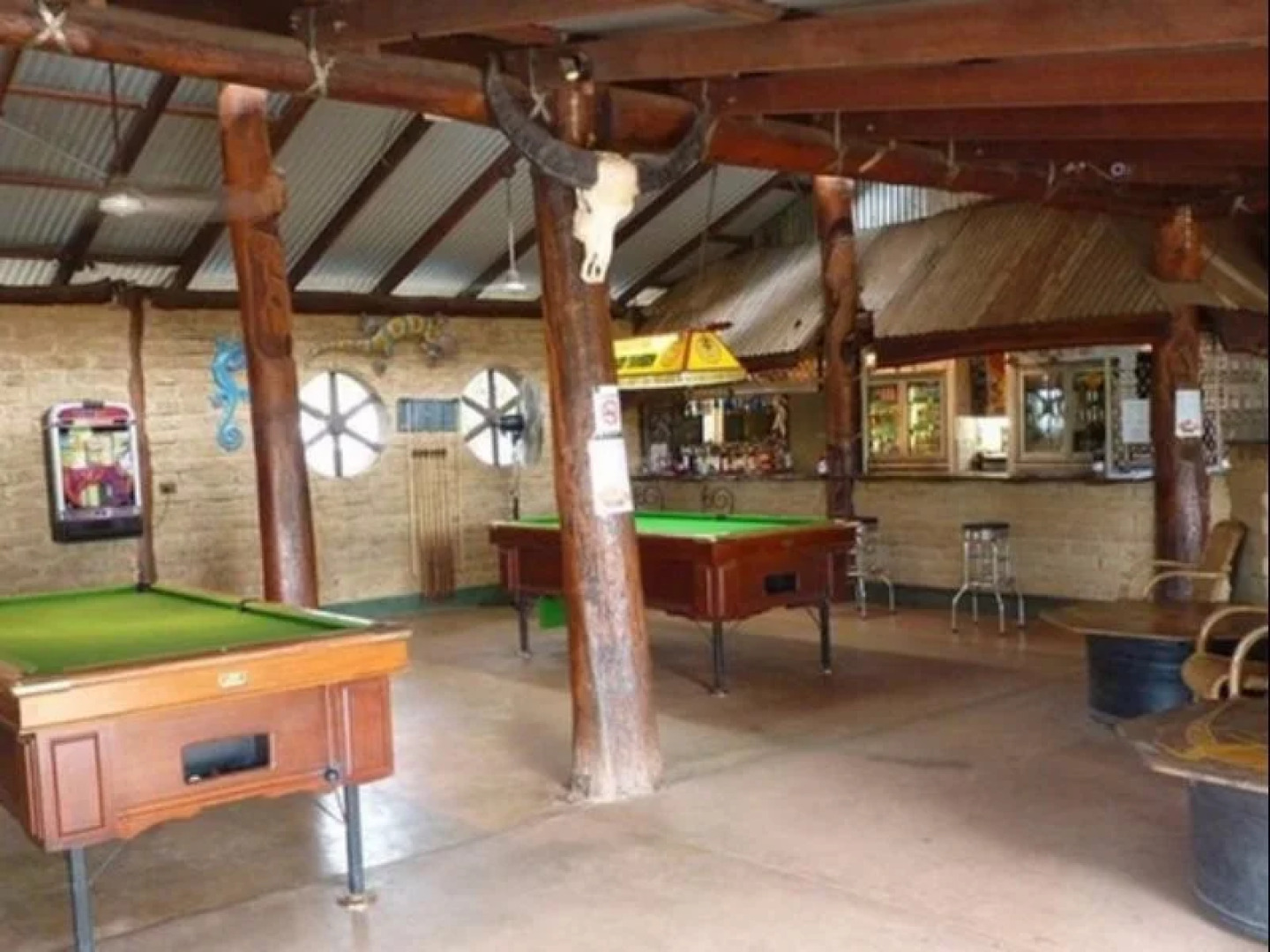 Lazy Lizard Tavern and Caravan Park Cabins