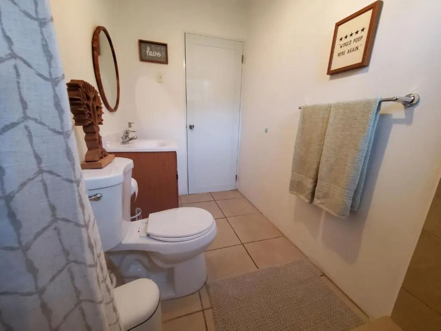 Aguadilla Waves Apt with electricity water AC WIFI 8 minute walk from Crashboat beach