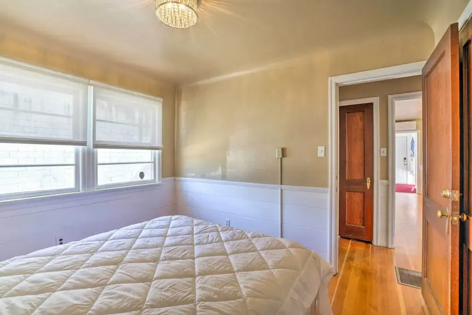 \sun-dappled Retreat: Walk to Restaurants!