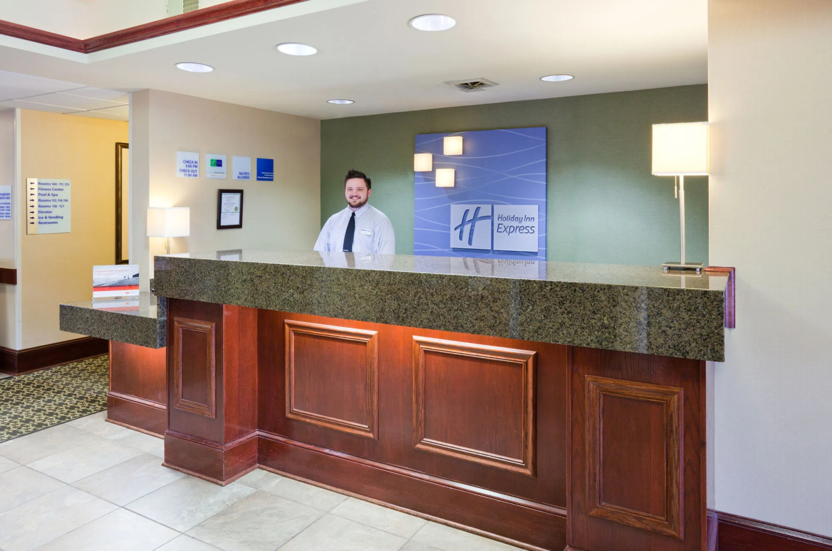 Holiday Inn Express & Suites - Interstate 380 at 33rd Avenue by IHG