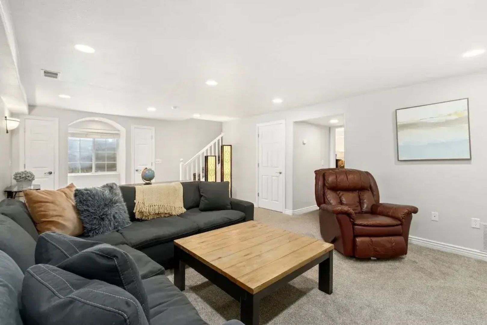 Fabulous Family-friendly Retreat by Windsor Lake!