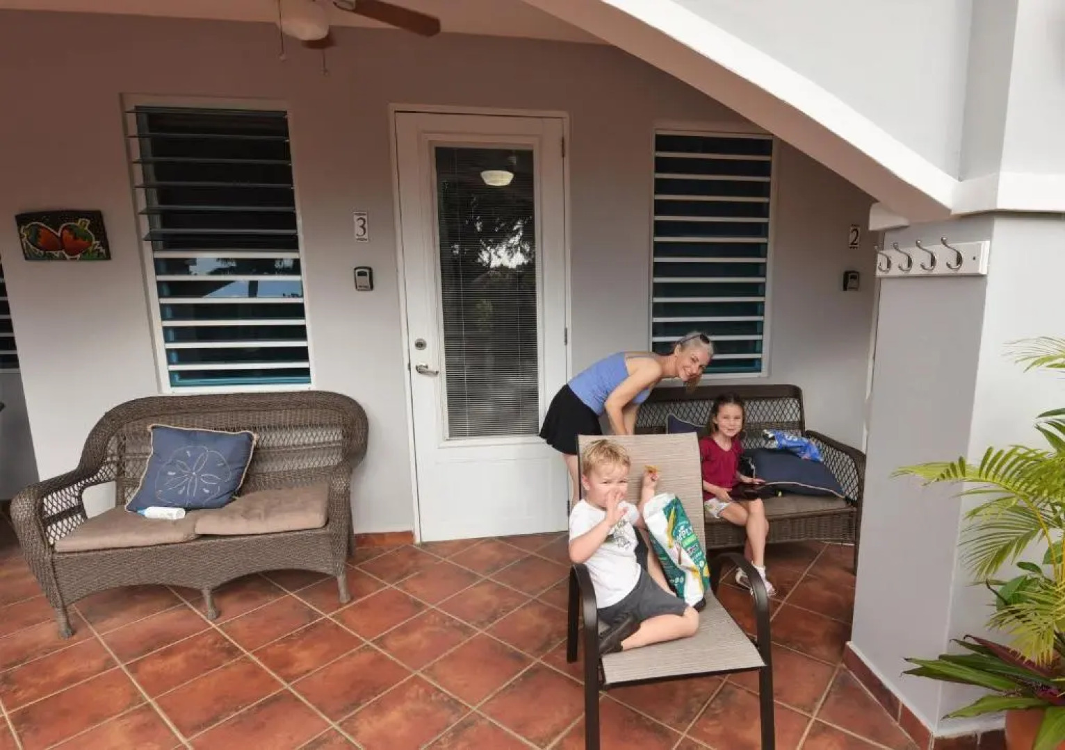 Isabela Villa sleeps 40, pool, Jacuzzi, BBQ, power plant, volley, pool table