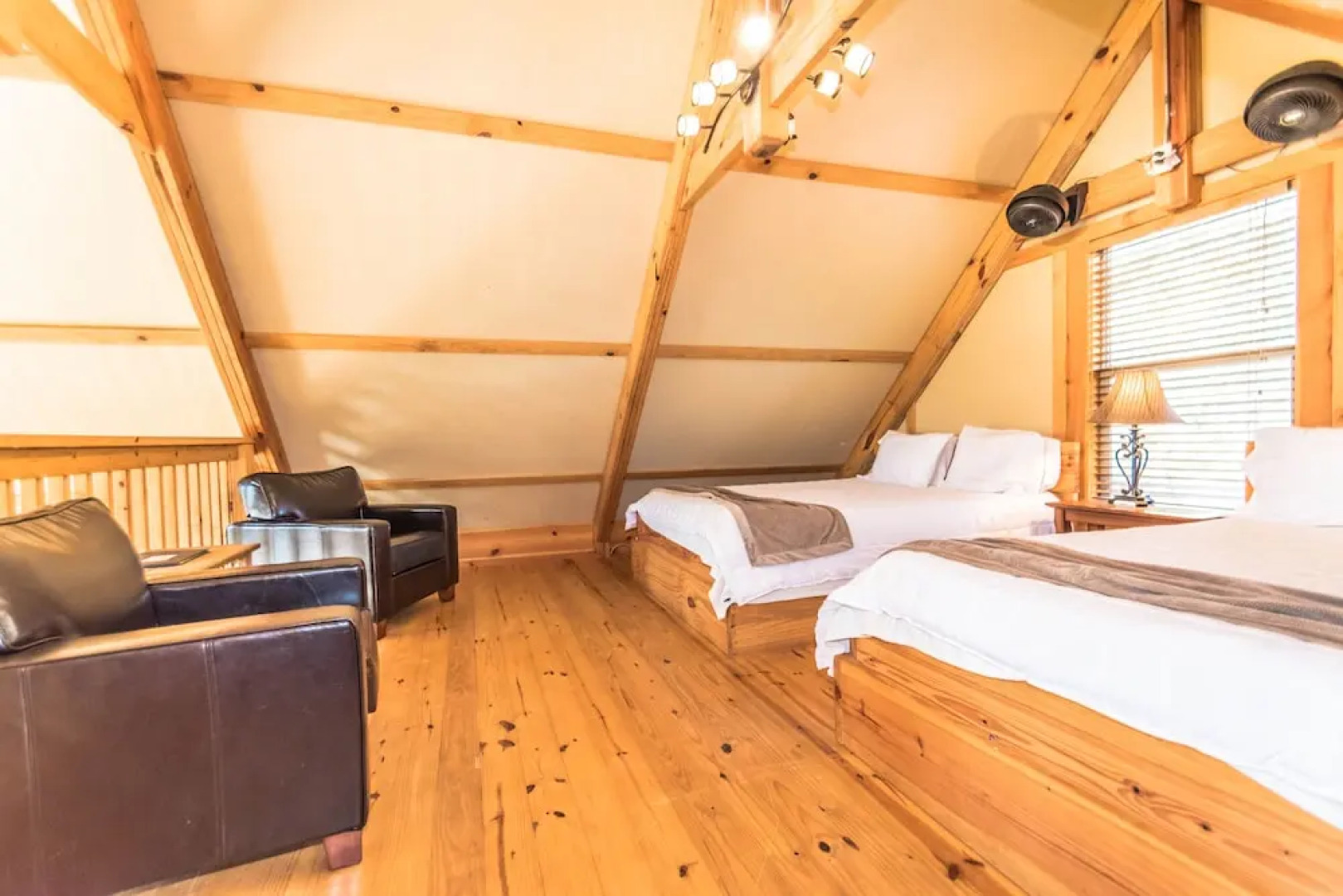 River Rd. Treehouses- Whippoorwill Haus 1 Bedroom 1 Bathroom Cabin