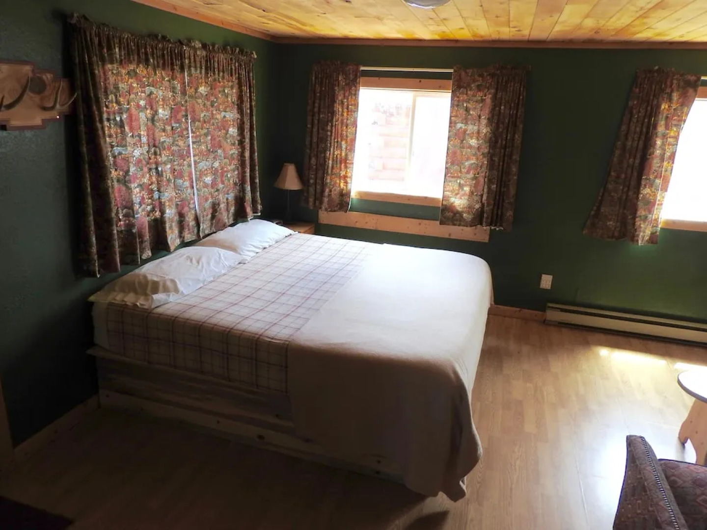 Foothills Lodge and Cabins