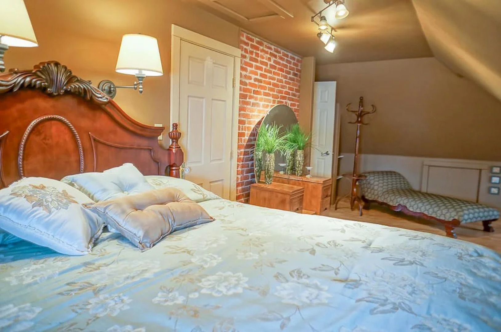 Lady On The Lake Bed and Breakfast