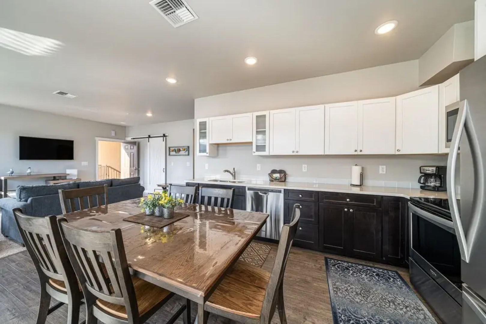 Marina's Edge Condo Walk to Restaurants, Wineries by RedAwning