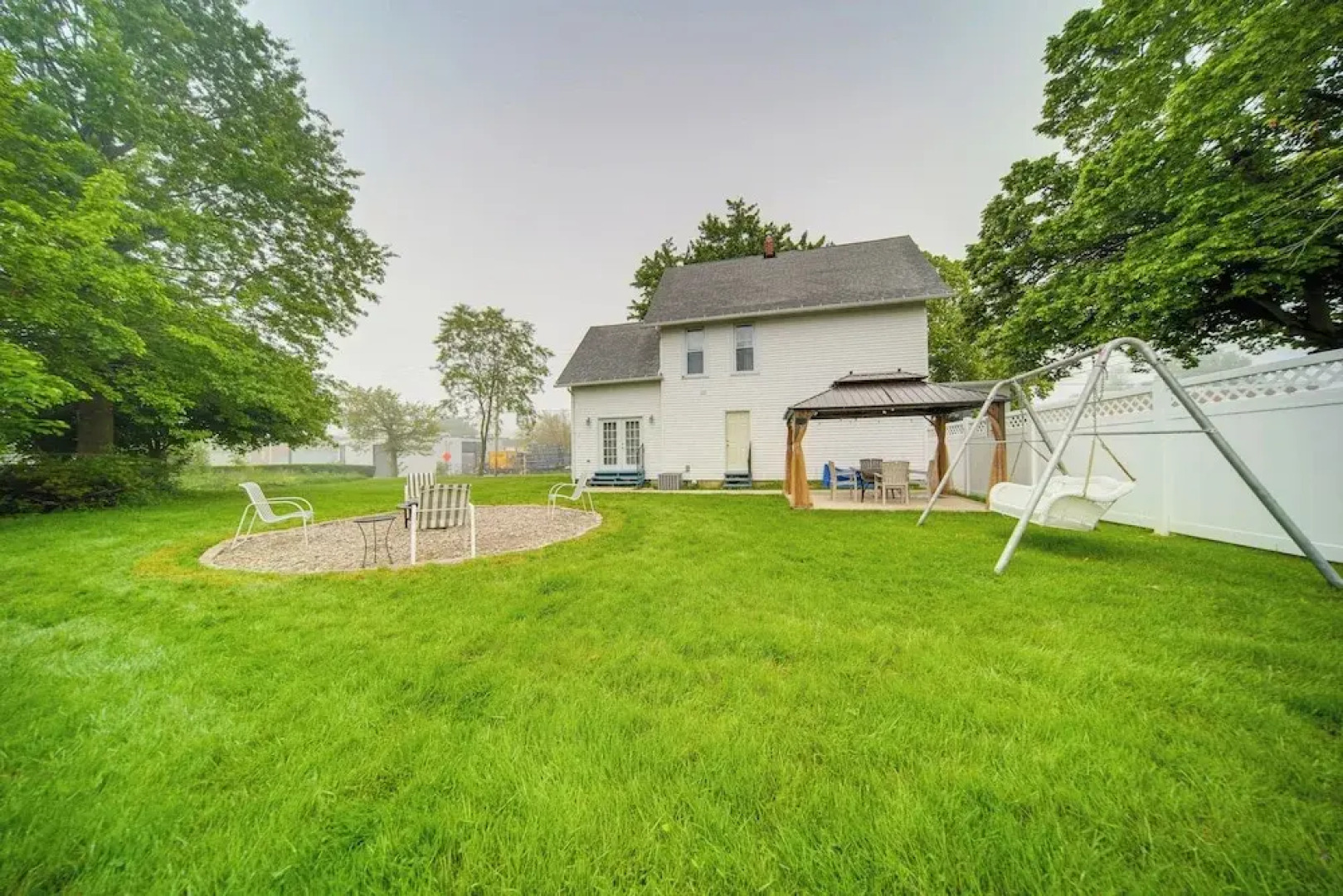 1 Block to Bridge Street: Lake Erie Vacation Home!