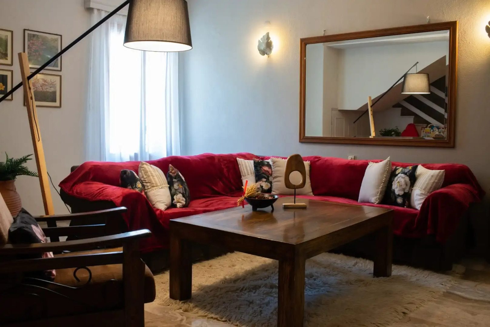 To Balcony tis Agorianis