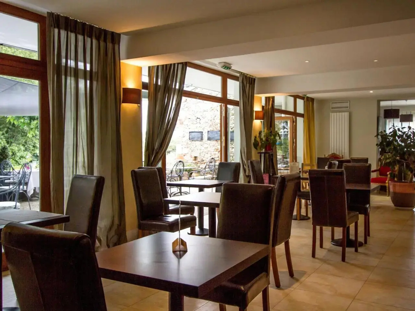 Lhostellerie de la Pomarède et le Presbytère